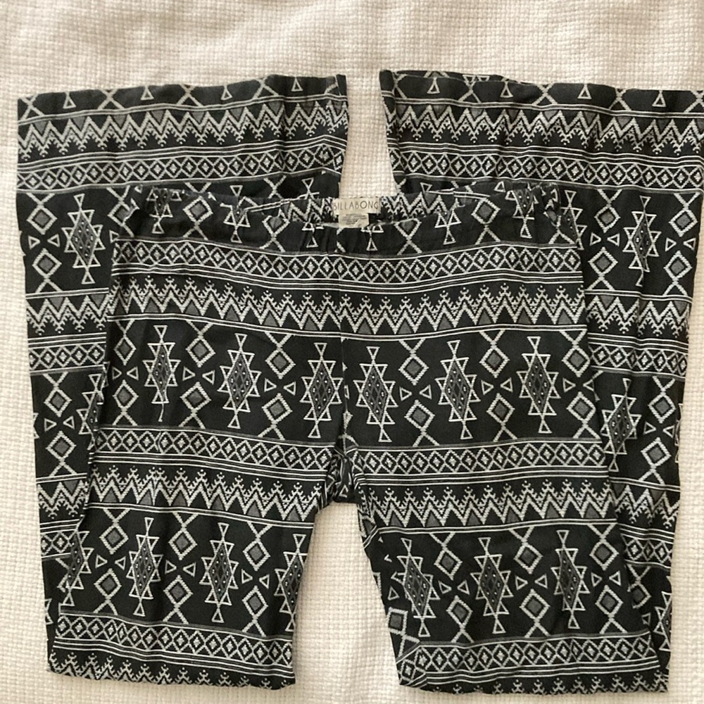 Billabong 100% Rayon Flared Pants Aztec Print Grey White Size Medium GUC